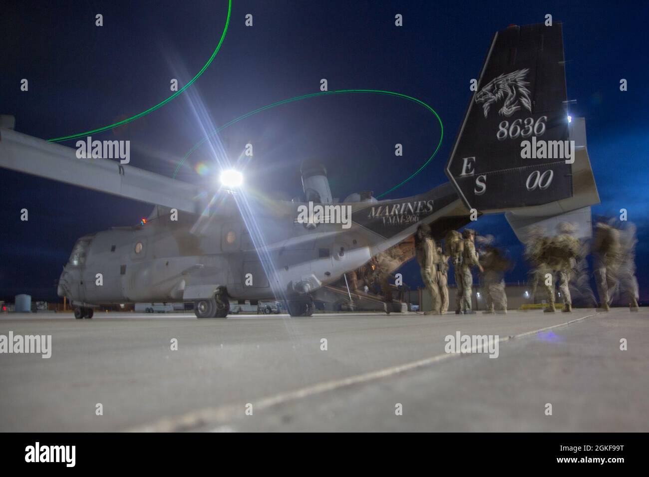 EE.UU. Marines y aviadores de EE.UU. Embarcar un MV-22B Osprey, asignado al Escuadrón Uno de Armas y Tácticas de Aviación Marina (MAWTS-1), durante un ejercicio de incursión de largo alcance como parte del Curso de Instructor de Armas y Tácticas (WTI) 2-21, en Dugway Proving Ground, en Dugway, Utah, 7 de abril de 2021. El curso WTI es un evento de capacitación de siete semanas organizado por MAWTS-1, que proporciona capacitación táctica avanzada estandarizada y certificación de las calificaciones de instructores de unidad para apoyar la capacitación y preparación de la aviación marina, y ayuda en el desarrollo y empleo de armas y tácticas de aviación. Foto de stock