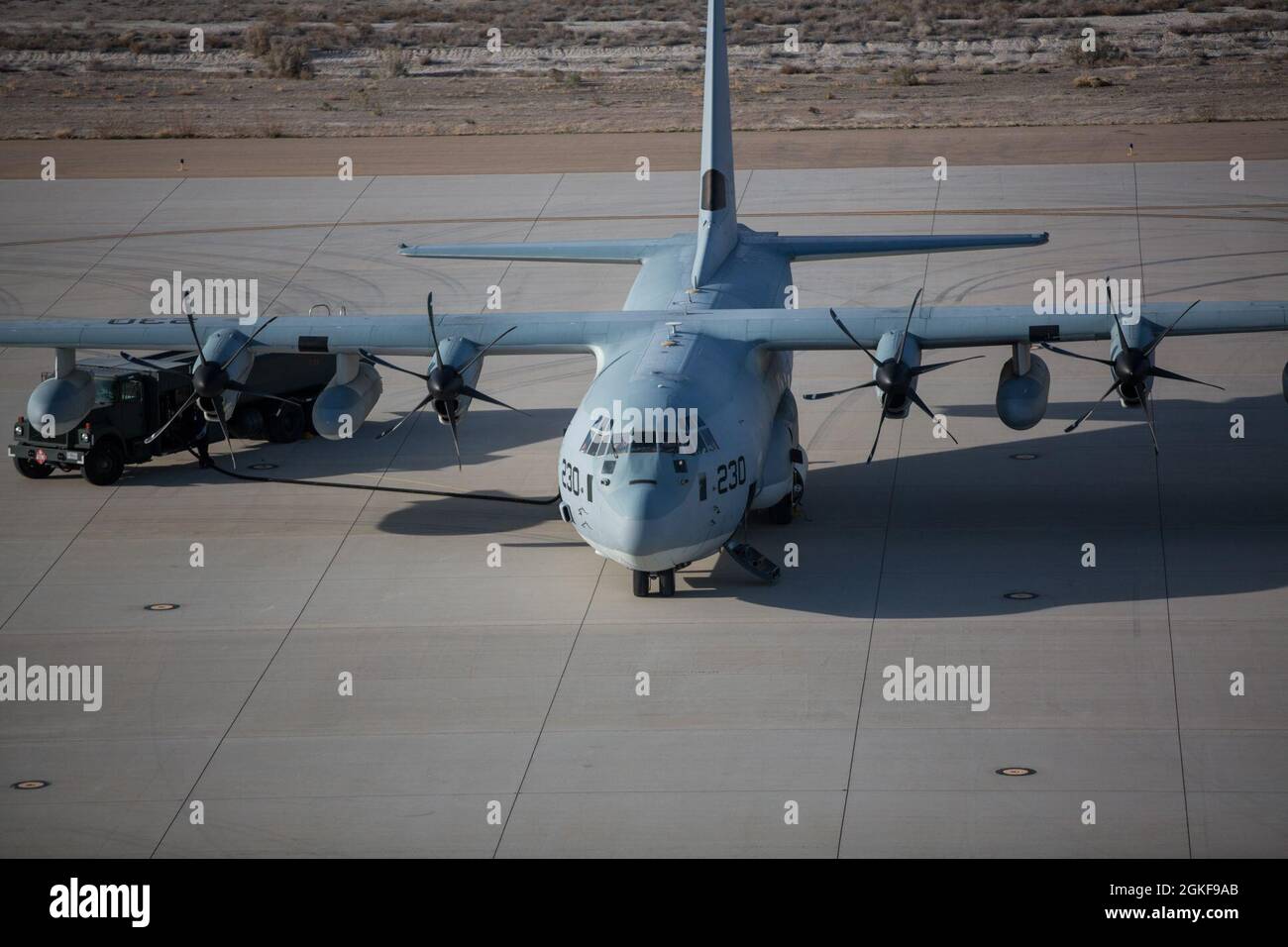 El Cuerpo de Marines de los Estados Unidos KC-130J Hércules, asignado al Escuadrón Uno de Armas y Tácticas de Aviación Marina (MAWTS-1), participa en operaciones de reabastecimiento de combustible, en apoyo de un ejercicio de incursión de largo alcance, durante el curso de Instructor de Armas y Tácticas (WTI) 2-21, en Dugway Proving Ground, en Dugway, Utah, 7 de abril de 2021. El curso WTI es un evento de capacitación de siete semanas organizado por MAWTS-1, que proporciona capacitación táctica avanzada estandarizada y certificación de las calificaciones de instructores de unidad para apoyar la capacitación y preparación de la aviación marina, y ayuda en el desarrollo y empleo de armas y tácticas de aviación. Foto de stock