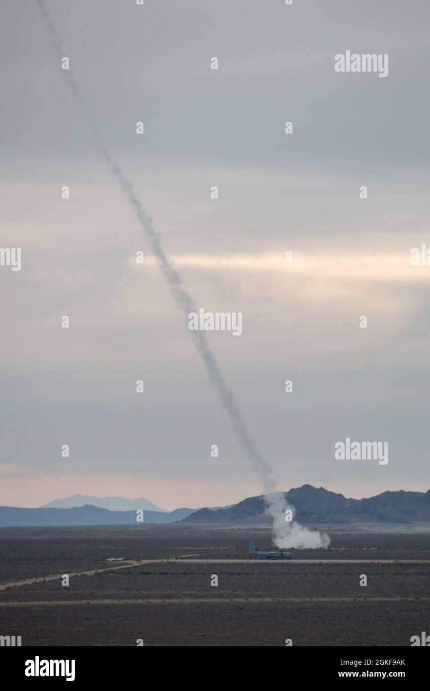 El Cuerpo de Infantería de Marina de los Estados Unidos M142 High Mobility Artillery Rocket Systems, asignado al Escuadrón Uno de Armas y Tácticas de Aviación Marina (MAWTS-1), despliega cohetes en apoyo de un ejercicio de incursión de largo alcance, durante el curso de Instructor de Armas y Tácticas (WTI) 2-21, en Dugway Proving Ground, en Dugway, Utah, el 7 de abril de 2021. El curso WTI es un evento de capacitación de siete semanas organizado por MAWTS-1, que proporciona capacitación táctica avanzada estandarizada y certificación de las calificaciones de instructores de unidad para apoyar la capacitación y preparación de la aviación marina, y ayuda en el desarrollo y empleo de armas y tácticas de aviación. Foto de stock