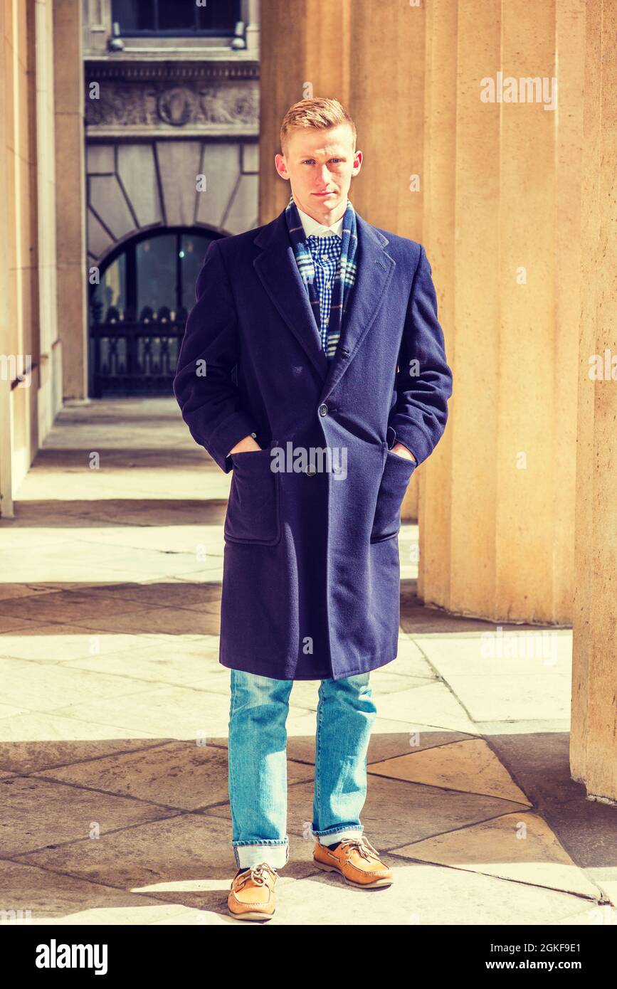Vertical de un joven hombre americano con ropa elegante posando en el  pasillo en la ciudad de Nueva York Fotografía de stock - Alamy