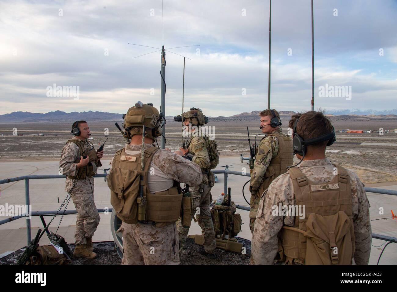 Los Estados Unidos Marines y los controladores de tráfico aéreo de la Fuerza Aérea de los Estados Unidos, asignados al Escuadrón Uno de Armas y Tácticas de Aviación Marina (MAWTS-1), se comunican con varias aeronaves que participan en un ejercicio de incursión de largo alcance, como parte del curso de Instructor de Armas y Tácticas (WTI) 2-21, en Dugway Proving Ground, en Dugway, Utah, 7 de abril de 2021. El curso WTI es un evento de capacitación de siete semanas organizado por MAWTS-1, que proporciona capacitación táctica avanzada estandarizada y certificación de las calificaciones de instructores de unidad para apoyar la capacitación y preparación de la aviación marina, y ayuda en el desarrollo y empleo de armas de aviación Foto de stock