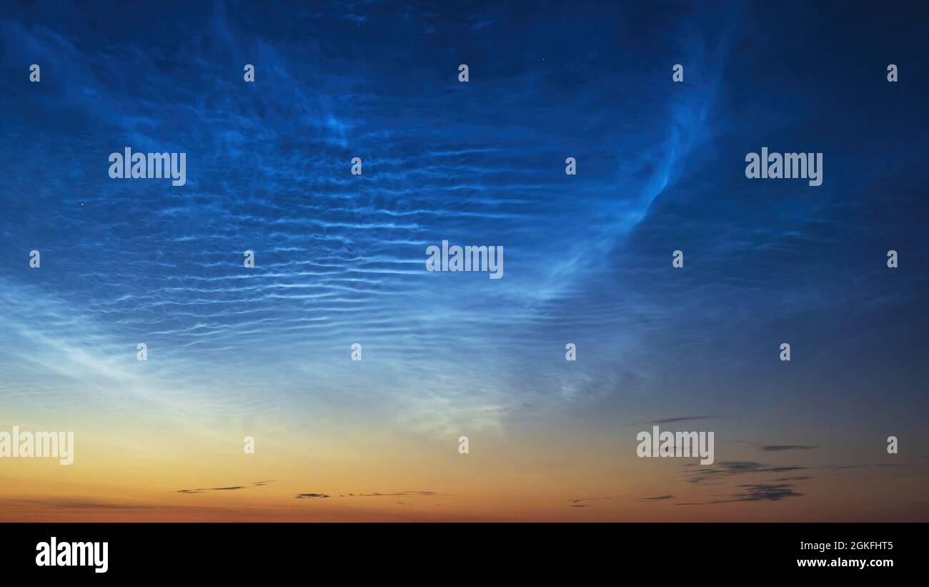 Nubes noctilucentes antes del amanecer, fenómenos atmosféricos brillantes como nubes visibles en un crepúsculo profundo. Las nubes más altas en la atmósfera de la Tierra, CO Foto de stock