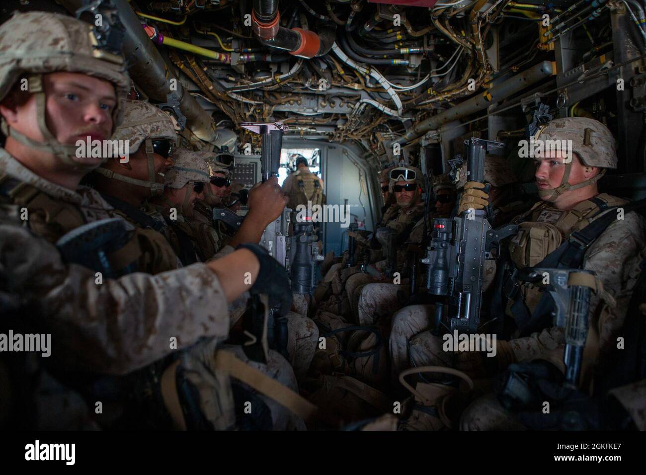 US Marines con Echo Company, Batallón 2nd, Regimiento Marino 4th, División Marina 1st, son transportados vía MV-22B Osprey, asignado a Marine Aviation Arms and Tactics Squadron One (MAWTS-1), con el fin de llevar a cabo un asalto a un aeródromo enemigo, durante el curso de Instructor de Armas y Tácticas (WTI) 2-21, cerca de Yuma, Arizona. 9 de abril de 2021. El curso WTI es un evento de capacitación de siete semanas organizado por MAWTS-1, que proporciona certificación de capacitación táctica avanzada estandarizada de las calificaciones de los instructores de la unidad para apoyar la capacitación y preparación de la aviación marina, y ayuda en el desarrollo y empleo de aviati Foto de stock