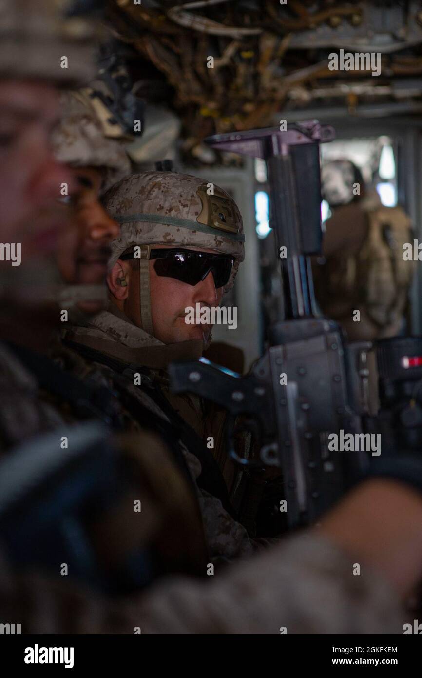 Sgt. Del Cuerpo de Infantería de Marina de EE. Matthew Flickinger, ametralladora pesada, con Echo Company, Batallón 2nd, Regimiento Marino 4th, 1st Marine Division, se sienta a bordo de un MV-22B Osprey, asignado al Escuadrón de Armas y Tácticas de Aviación Marina (MAWTS-1), durante el curso de Instructor de Armas y Tácticas (WTI) 2-21, cerca de Yuma, Arizona, abril de 9,2021. El curso WTI es un evento de capacitación de siete semanas organizado por MAWTS-1, que proporciona certificación de capacitación táctica avanzada estandarizada de las calificaciones de los instructores de la unidad para apoyar la capacitación y preparación de la aviación marina, y ayuda en el desarrollo y empleo de la trama de la aviación Foto de stock