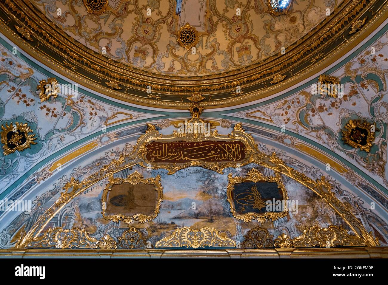 Fatih, Estambul, Turquía - 04.05.2021: Adornos turcos en la sala del Consejo Imperial Otomano en el Museo del Palacio de Topkapi. Traducción a la señal: No hay ir Foto de stock