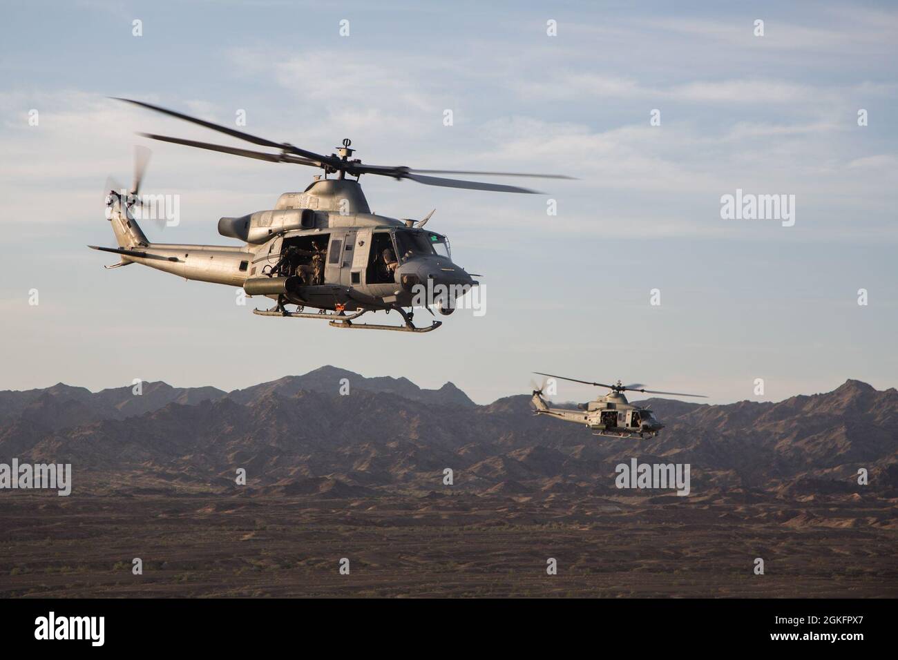 La aeronave Venom UH-1Y del Cuerpo de Marines de EE.UU., asignada al Escuadrón Uno de Armas y Tácticas de Aviación Marina (MAWTS-1), participa en un ejercicio de alcance de blancos en movimiento, en apoyo del curso de Instructor de Armas y Tácticas (WTI) 2-21, cerca del aeródromo Blue Mountain, California, 10 de abril de 2021. El curso WTI es un evento de capacitación de siete semanas organizado por MAWTS-1, que proporciona capacitación táctica avanzada estandarizada y certificación de las calificaciones de instructores de unidad para apoyar la capacitación y preparación de la aviación marina, y ayuda en el desarrollo y empleo de armas y tácticas de aviación. Foto de stock