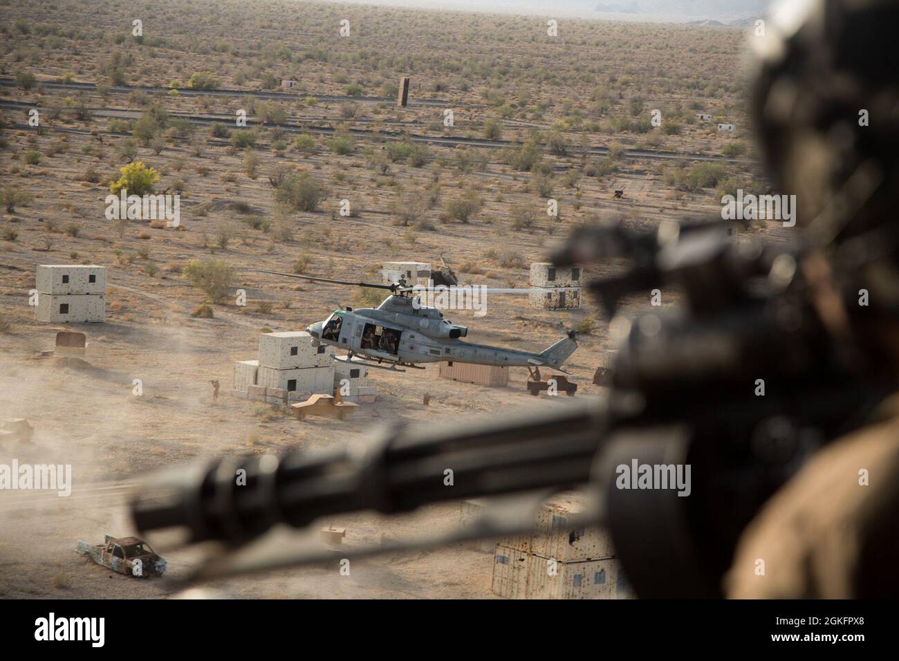 Un Venom UH-1Y del Cuerpo de Infantería de Marina de los Estados Unidos, asignado al Escuadrón Uno de Armas y Tácticas de Aviación Marina (MAWTS-1), realiza maniobras ofensivas durante un ejercicio de alcance de blanco en movimiento, en apoyo del curso de Instructor de Armas y Tácticas (WTI) 2-21, cerca del aeródromo Blue Mountain, California, 10 de abril de 2021. El curso WTI es un evento de capacitación de siete semanas organizado por MAWTS-1, que proporciona capacitación táctica avanzada estandarizada y certificación de las calificaciones de instructores de unidad para apoyar la capacitación y preparación de la aviación marina, y ayuda en el desarrollo y empleo de armas y tácticas de aviación. Foto de stock