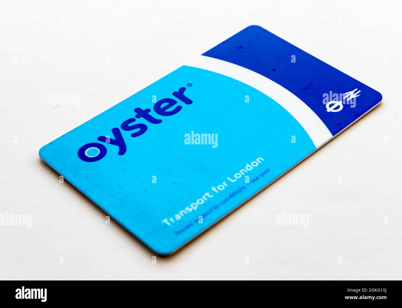 Londres. Reino Unido- 09.12.2021: Una tarjeta Oyster Transport for London para viajar en transporte público dentro y alrededor de la capital. Foto de stock