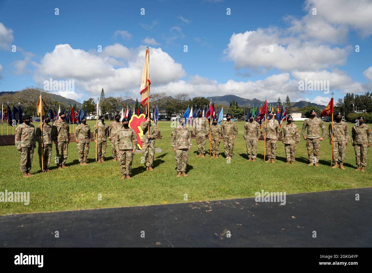 El recientemente convertido Batallón de Apoyo a la Sustentación de la División de 524th (DSSB) plantea una foto con sus nuevas compañías después de la Ceremonia de Conversión de Brigadas en Weyand Field en Schofield Barracks, Hawaii, el 14 de abril de 2021. La Brigada de Apoyo a la División convertida tiene ahora la tarea de prestar apoyo a la sostenibilidad en todos los teatros de operaciones del Ejército. Foto de stock