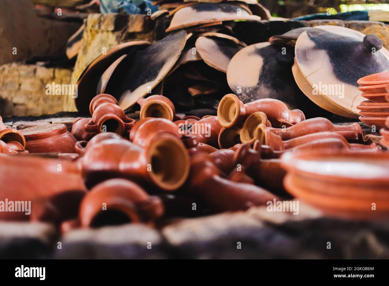 Maragogipinho, Bahia, Brasil - 11 de enero de 2016: El arte de la cerámica en Maragogipinho, Bahia. Centro de cerámica más grande de América Latina. Foto de stock
