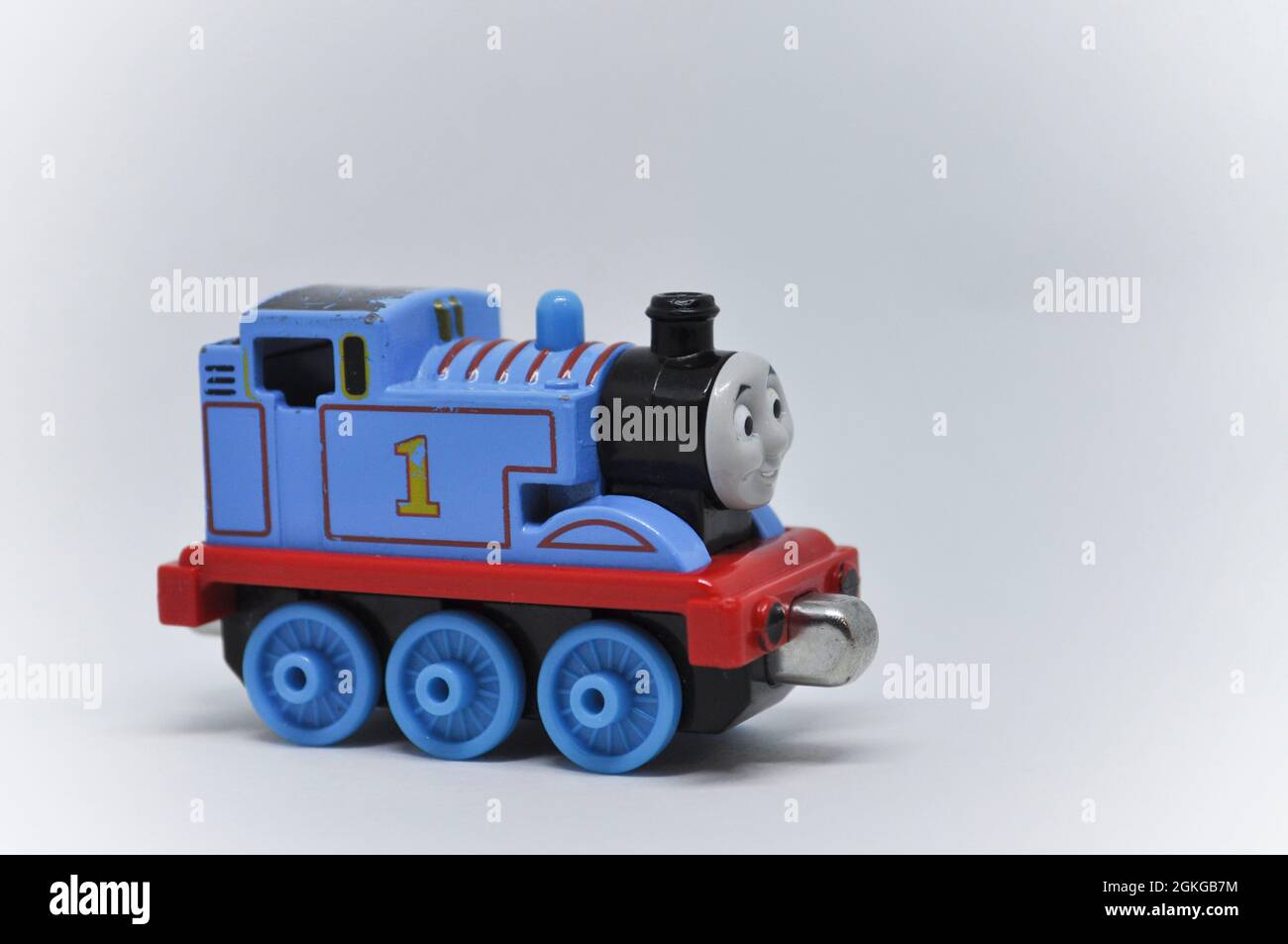 El modelo presofundido de Thomas el motor del tanque se fija sobre un fondo blanco. Hay espacio de copia disponible Foto de stock