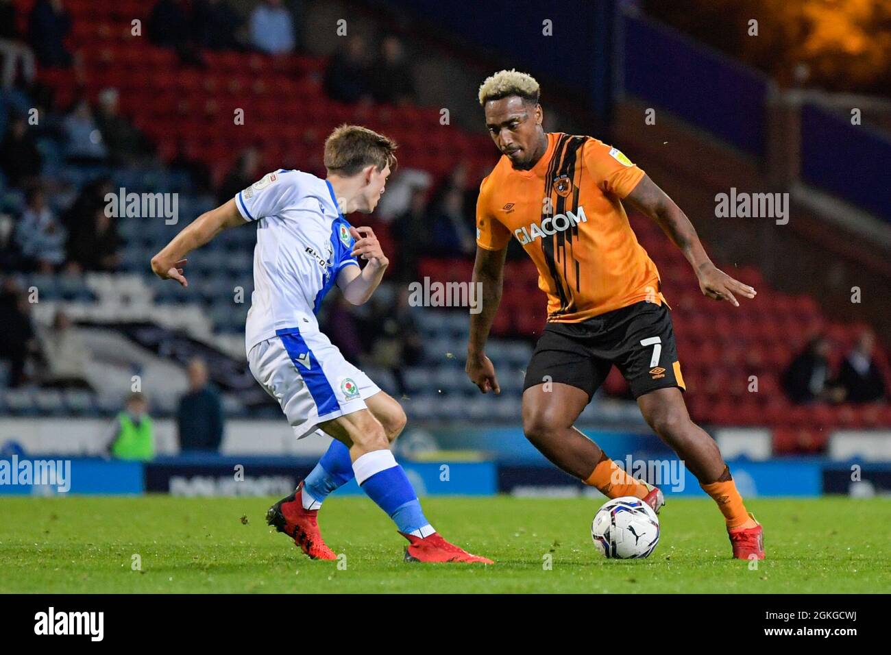 Mallik Wilks #7 de Hull City parece estar en una posición de tiro Foto de stock