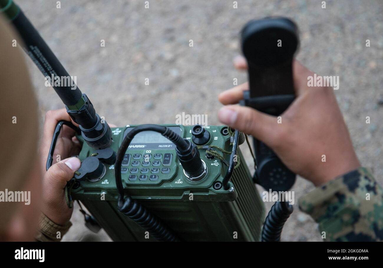 U.S. Marine Corps Cpl. Cameron Smith, Right, un operador de radio con la  Unidad Expedicionaria Marina 11th, opera un PRC-117g para transmitir datos  de blancos durante un ejercicio de incendios expeditivos en