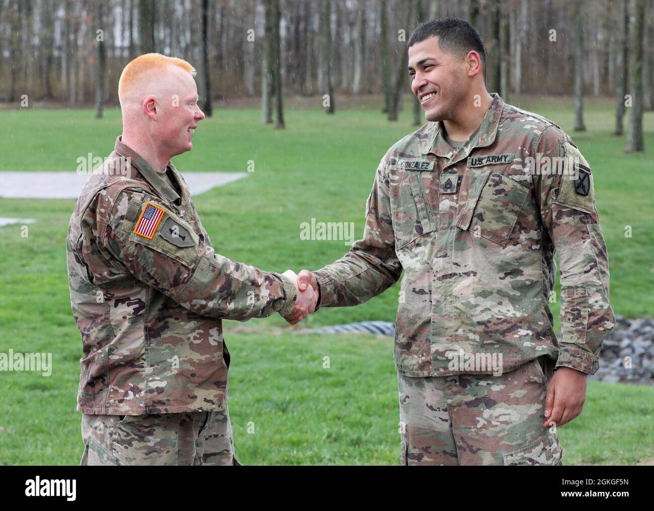 Personal Sgt. Kelvin González y el oficial de la orden Mathew Allen con
