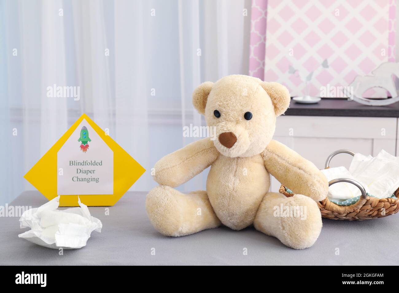 Pañales y juguete suave para jugar en la mesa en la ducha del bebé  Fotografía de stock - Alamy