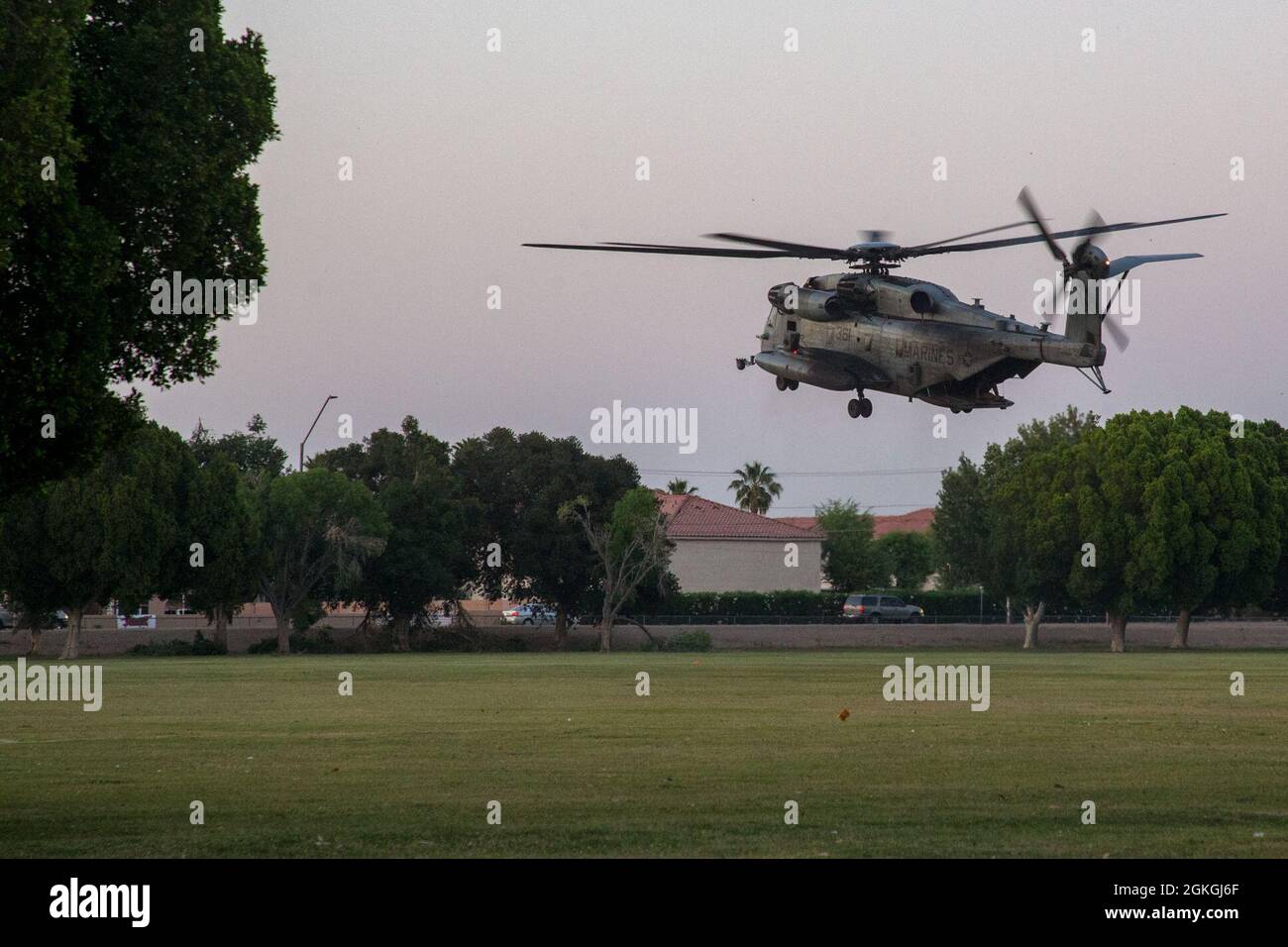 Un Super Stallion del Cuerpo de Marines de los Estados Unidos CH-53E, asignado al Escuadrón Uno de Armas y Tácticas de Aviación Marina (MAWTS-1), despida durante las Tácticas de Apoyo a la Agresión 3 (AST-3), Ejercicio de Asistencia Humanitaria al Extranjero, en apoyo al Curso de Instructor de Armas y Tácticas (WTI) 2-21, en el Parque Kiwanis, en Yuma, Arizona, 16 de abril de. 2021. WTI es un evento de capacitación de siete semanas organizado por MAWTS-1, que proporciona capacitación táctica avanzada estandarizada y certificación de las calificaciones de instructores de unidad para apoyar la preparación y capacitación de la aviación marina, y ayuda en el desarrollo y empleo de armas y tácticas de aviación. Foto de stock