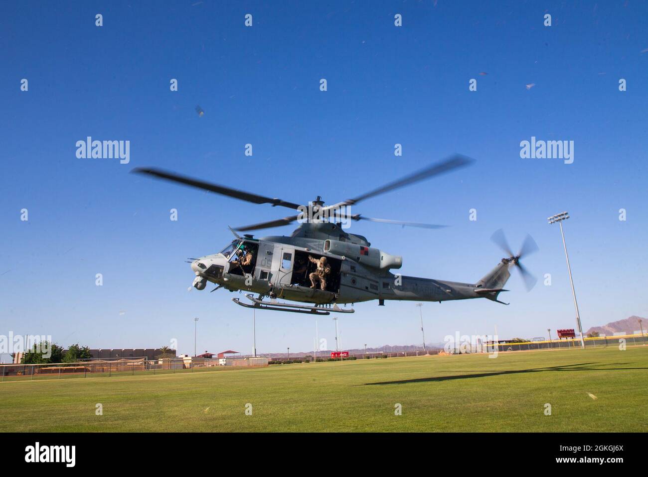 Un Venom UH-1Y del Cuerpo de Infantería de Marina de los Estados Unidos, asignado al Escuadrón Uno de Armas y Tácticas de Aviación Marina (MAWTS-1), tierras durante las Tácticas de Apoyo a la Agresión 3 (AST-3), Ejercicio de Asistencia Humanitaria Extranjera, en Apoyo al Instructor de Armas y Tácticas (WTI) curso 2-21, en el Arizona Western College, en Yuma, Arizona, Arizona, 16 de abril de 2021. WTI es un evento de capacitación de siete semanas organizado por MAWTS-1, que proporciona entrenamiento táctico avanzado estandarizado y certificación de las calificaciones de instructores de la unidad para apoyar el entrenamiento y preparación de la aviación marina, y ayuda en el desarrollo y empleo de armas y tácticas de aviación. Foto de stock