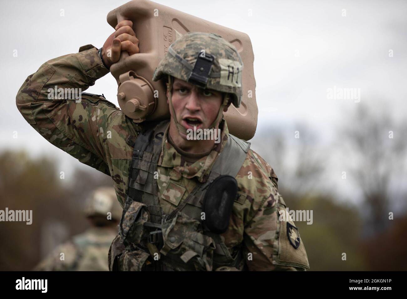 Un cadete de la Academia Militar de los Estados Unidos lleva cadenas y  jarras de agua durante el Concurso de Habilidades Militares de Sandhurst en  West Point, N.Y., 17 de abril de