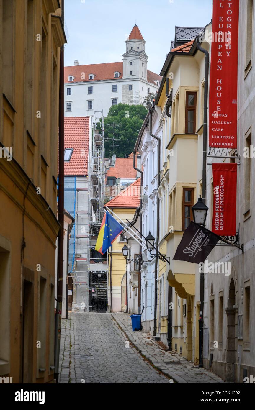 bratislava, Eslovaquia - 24 de septiembre de 2019 - Calles del casco antiguo de Bratislava. Foto de stock