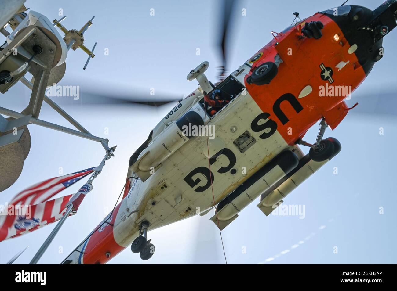 Un helicóptero MH-60 Jayhawk del sector de la guardia costera del río Columbia lleva a cabo entrenamiento con una tripulación de lancha motora Lifeboat de 47 pies de la estación de la guardia costera en el río Columbia en Ilwaco, Washington, martes, 21 de abril de 2021. Las unidades de barco y aire a menudo se entrenan juntas para mantenerse competentes en técnicas de rescate conjuntas. Foto de stock