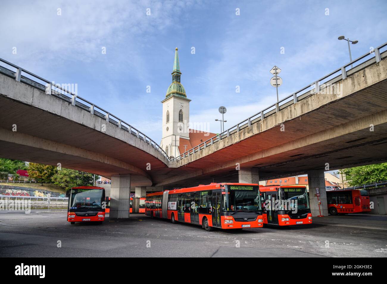 Bratislava, Eslovaquia - 27 de septiembre de 2019 - La mayoría de SNP es la estación de autobuses cerca del casco antiguo de Bratislava, Eslovaquia. Foto de stock