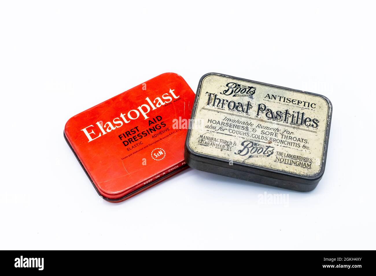 Estaño vintage para botas Pastillas de garganta irritada y 1950s aderezos de primeros auxilios con elastoplasto Foto de stock