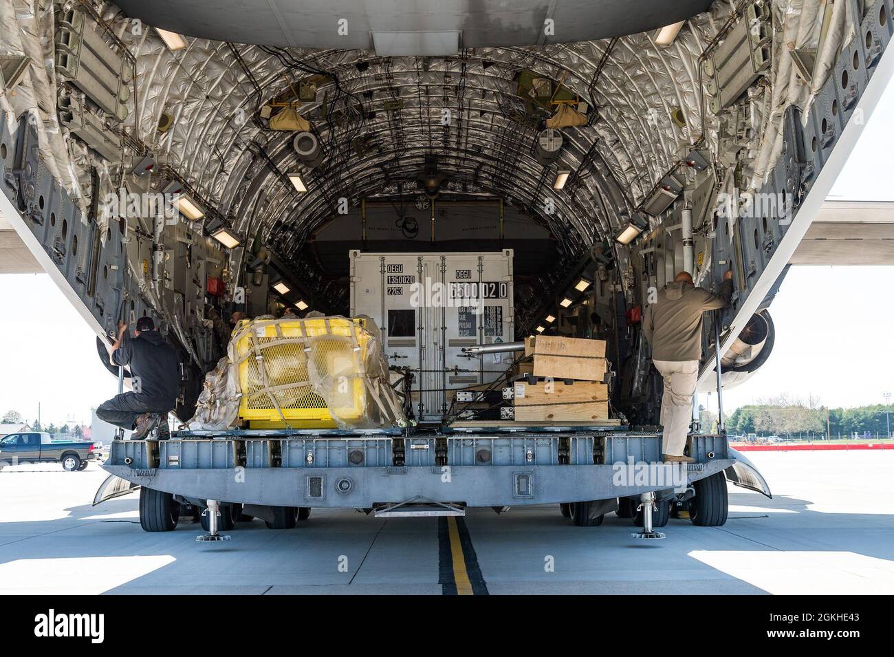 Los miembros del Escuadrón del Puerto Aéreo 436th se preparan para cerrar una rampa de popa C-17 Globemaster III en la Base de la Fuerza Aérea de Dover, Delaware, 23 de abril de 2021. El APS de 436th, conocido como el “Superpuerto” proporciona servicios de transporte de carga y pasajeros en todo el mundo. Foto de stock