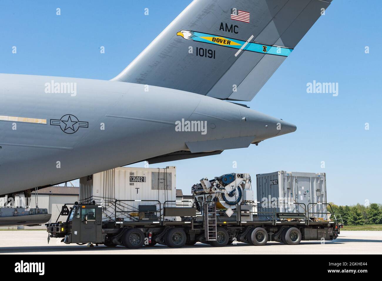 Los aviadores del Escuadrón Aéreo del Puerto 436th cargan carga en un C-17 Globemaster III en la Base de la Fuerza Aérea de Dover, Delaware, 23 de abril de 2021. El 436th APS es el puerto aéreo más grande del Departamento de Defensa. Foto de stock