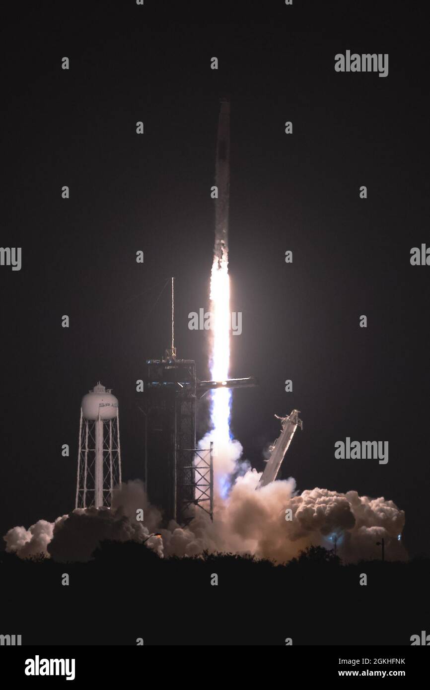 Un cohete SpaceX Falcon 9 sale del Space Launch Complex el 39A de abril de 23, 2021, en el Kennedy Space Center, Florida. El cohete lanzó al espacio a los cuatro miembros de Dragon Crew-2. Los astronautas pasarán seis meses en la Estación Espacial Internacional realizando una variedad de experimentos y acciones de mantenimiento. Foto de stock