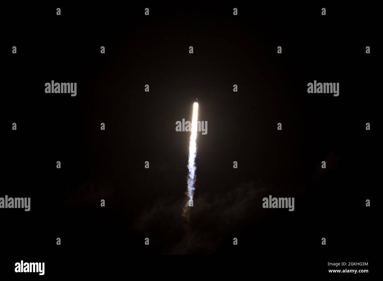 Un cohete SpaceX Falcon 9 sale del Space Launch Complex el 39A de abril de 23, 2021, en el Kennedy Space Center, Florida. El cohete lanzó al espacio a los cuatro miembros de Dragon Crew-2. Los astronautas pasarán seis meses en la Estación Espacial Internacional realizando una variedad de experimentos y acciones de mantenimiento en el laboratorio en órbita. Foto de stock