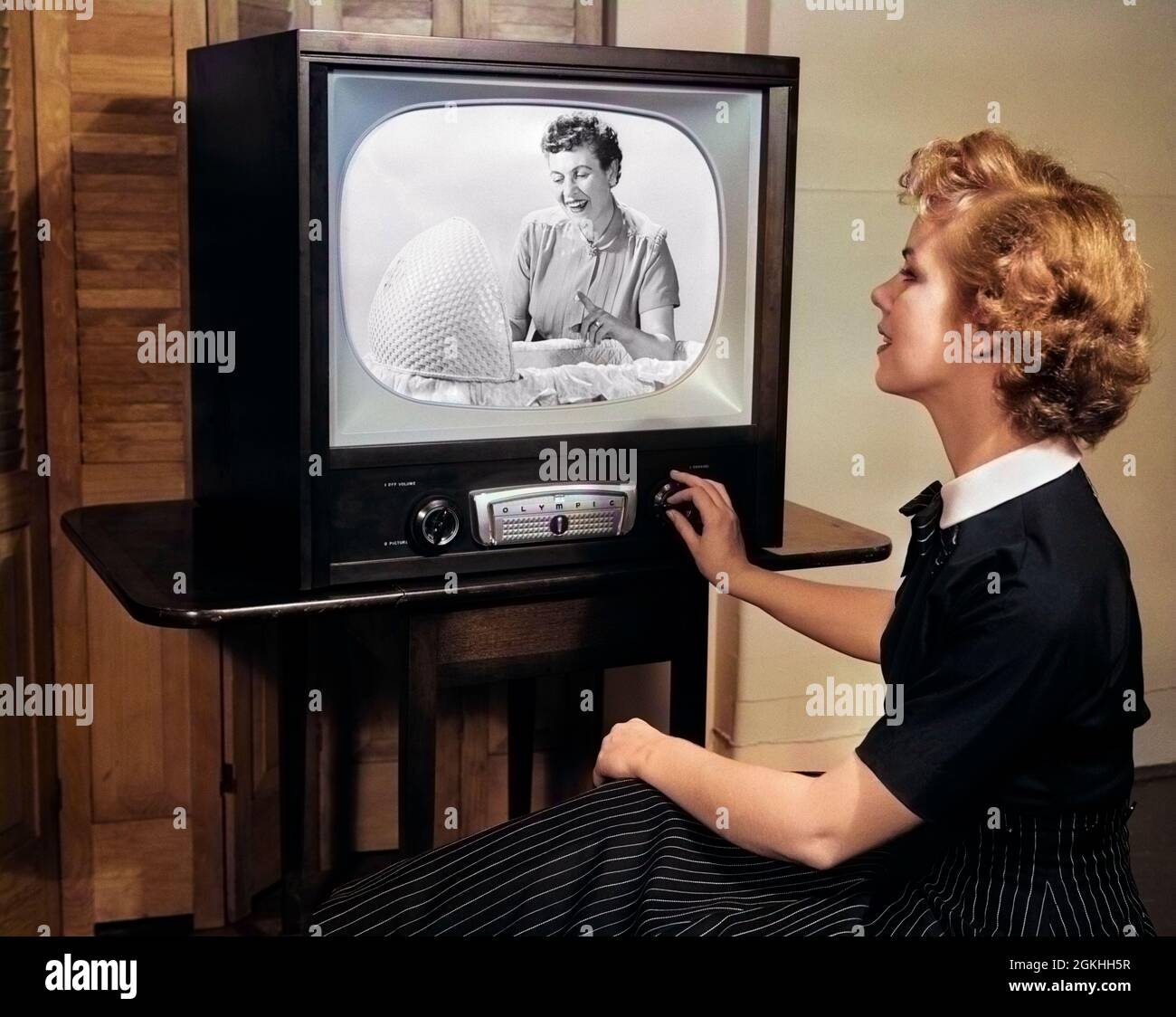 Televisión con Antena negro pequeño aislado sobre fondo blanco Fotografía  de stock - Alamy