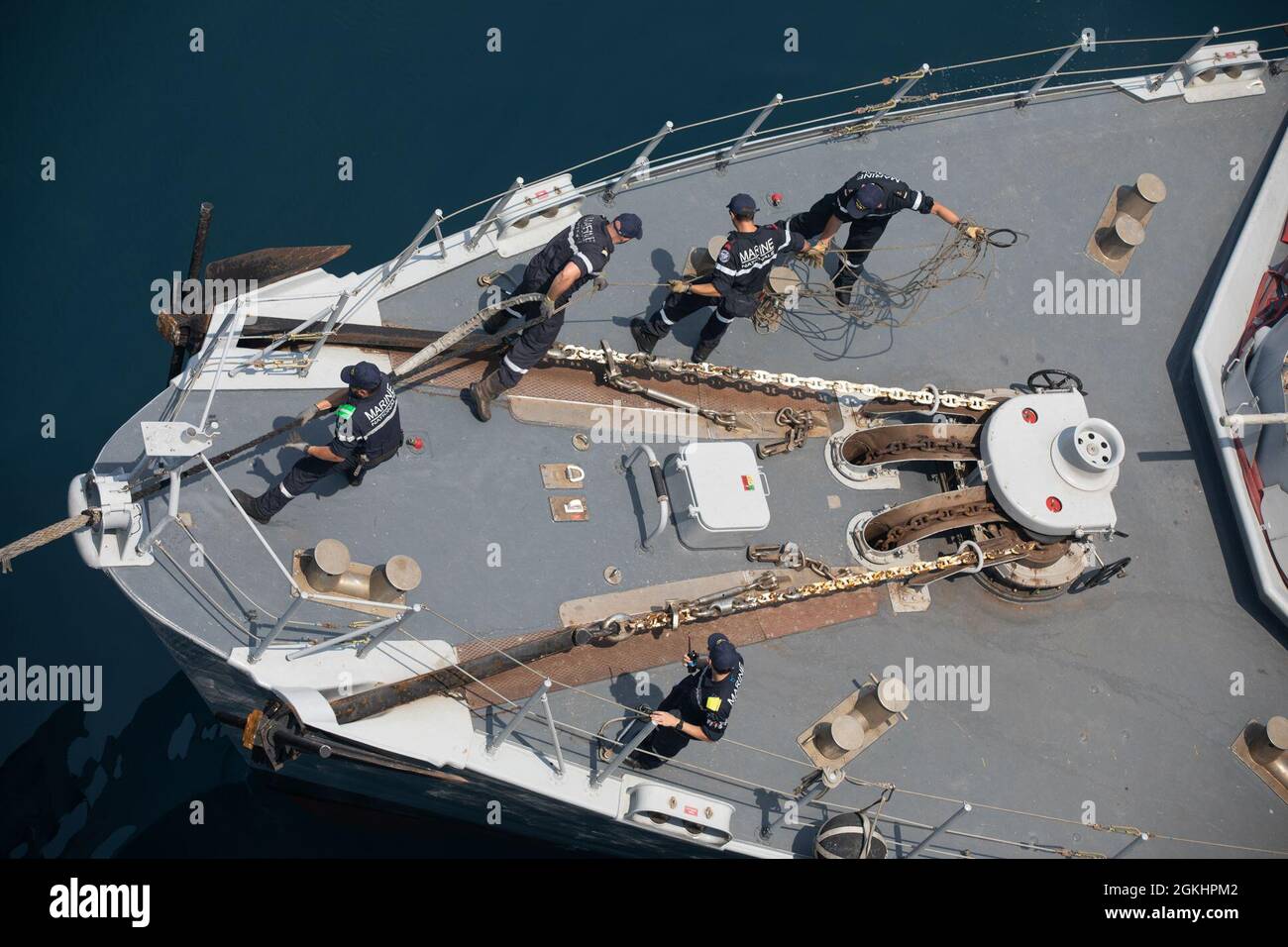 210426-A-UN662-1281 GOLFO ARÁBIGO (26 de abril de 2021) – Los marineros asignados a la línea de amarre de aves marinas nacionales francesas FS Cephee (M 652) durante una evolución del mar y del ancla con Royal Fleet muelle de barcos auxiliares de aterrizaje RFA Cardigan Bay (L 3009), no representado, durante Artemis Trident 21 en el Golfo Arábigo, Abril de 26. Artemis Trident 21 es un ejercicio multilateral de contramedidas contra las minas entre el Reino Unido, Australia, Francia y EE.UU., diseñado para mejorar la interoperabilidad mutua y las capacidades en la caza y remoción de minas, la seguridad marítima y las operaciones de buceo, lo que permite a las fuerzas navales participantes Foto de stock