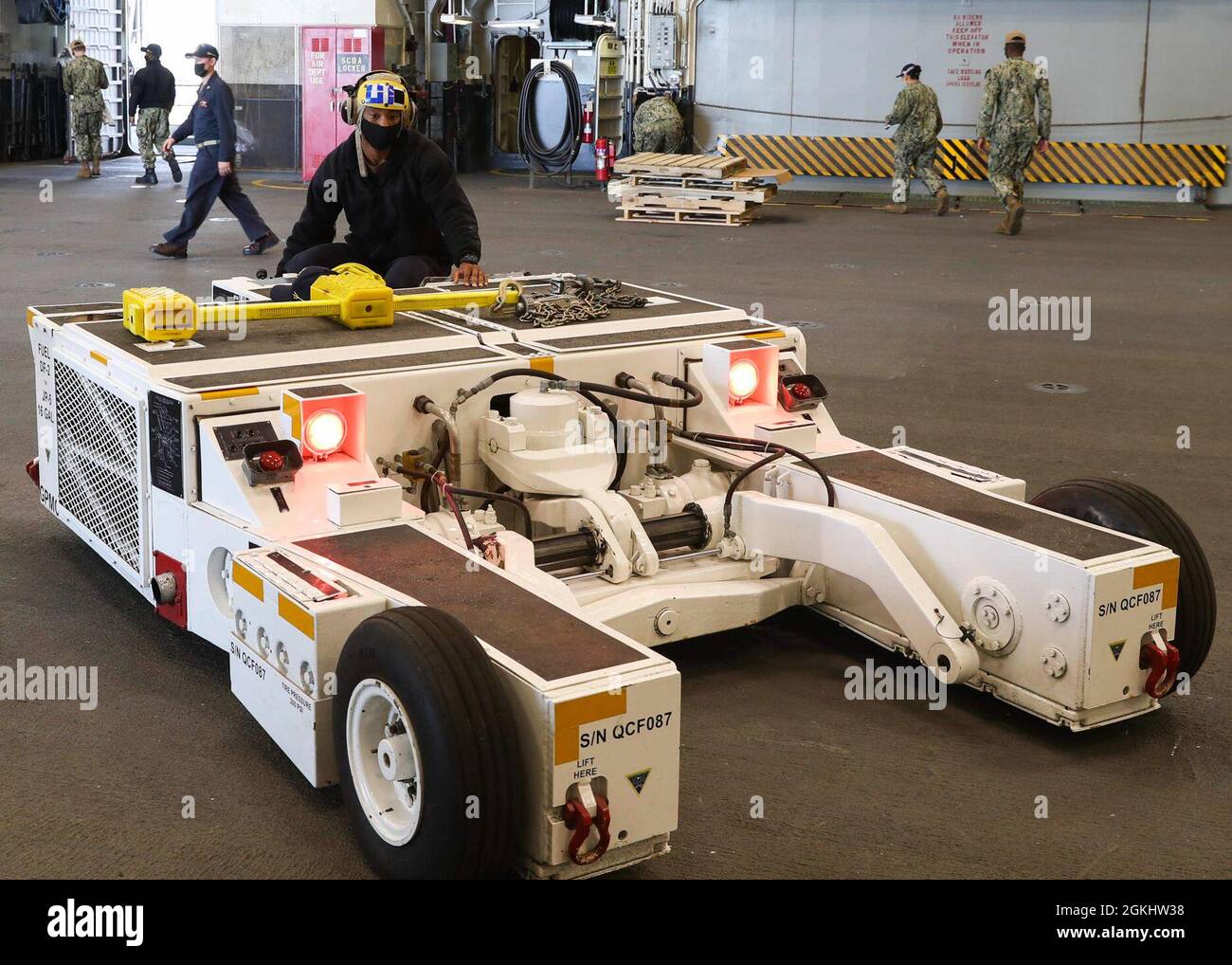 210427NTT6391003 SAN DIEGO (27 de abril de 2021) Aviation Boatswain