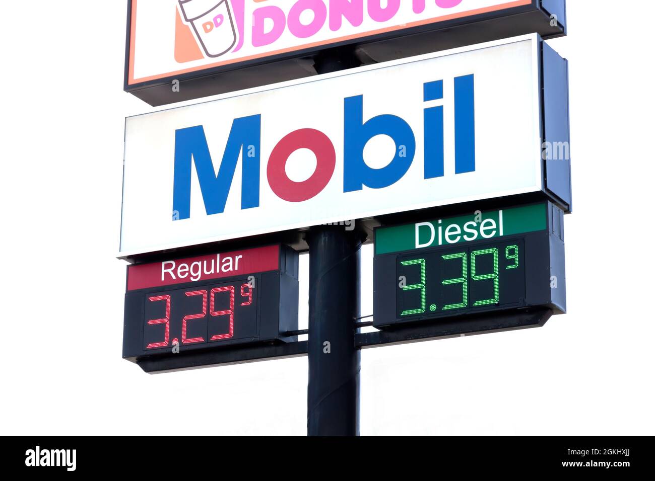 Mobil firma anunciando precios regulares y de gas diesel. Foto de stock