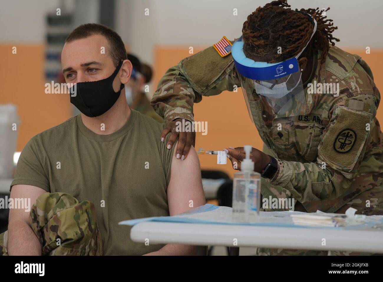 Ejército de EE.UU. Cpl. Michael Lesser, a la izquierda, con 3rd escuadrones, 2nd Regimiento de Caballería, recibe una vacuna COVID-19 en los cuarteles de Rose del Comando de Entrenamiento del Ejército de 7th (7ATC), Vilseck, Alemania, 3 de mayo de 2021. Las Clínicas de Salud del Ejército de los Estados Unidos en Grafenwoehr y Vilseck llevaron a cabo una campaña de vacunación 'Una Comunidad' COVID-19 el 3-7 de mayo para proporcionar miles de nombramientos a la comunidad de 7ATC soldados, cónyuges, civiles del Departamento del Ejército, veteranos y nacionales locales empleados por el Ejército de los Estados Unidos. Foto de stock