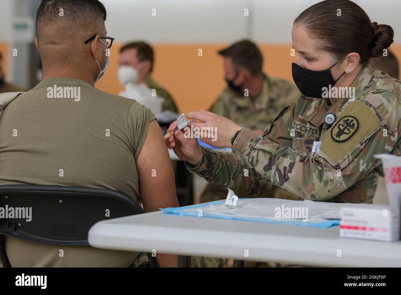 Sarah Eccleston, derecha, comandante de la clínica de la Clínica de Salud del Ejército de EE.UU. Vilseck, administra una vacuna COVID-19 en el Comando de Entrenamiento del Ejército de 7th (7ATC), Rose Barracks, Vilseck, Alemania, 3 de mayo de 2021. Las Clínicas de Salud del Ejército de los Estados Unidos en Grafenwoehr y Vilseck llevaron a cabo una campaña de vacunación 'Una Comunidad' COVID-19 el 3-7 de mayo para proporcionar miles de nombramientos a la comunidad de 7ATC soldados, cónyuges, civiles del Departamento del Ejército, veteranos y nacionales locales empleados por el Ejército de los Estados Unidos. Foto de stock