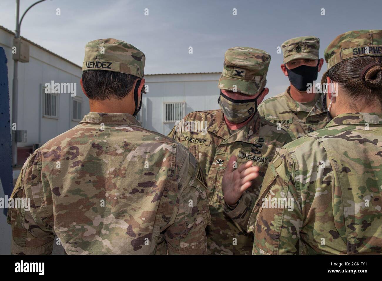 El Mayor del Ejército de los Estados Unidos Chris Méndez de Task Force  Spartan recibe su insignia de manga derecha durante una ceremonia  organizada por el Oficial Táctico-Jordán de la División a