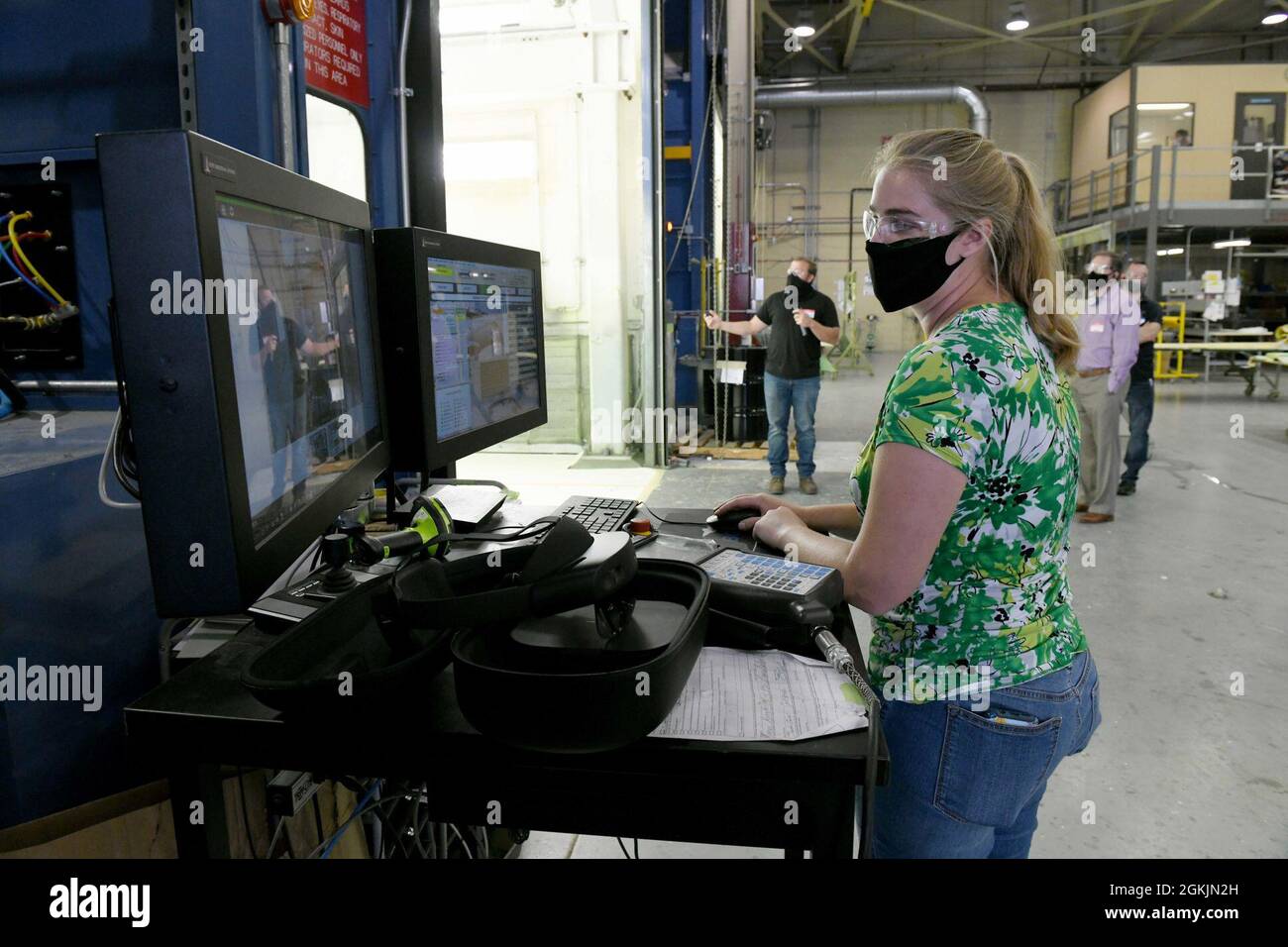 ROBINS AIR FORCE BASE, Ga. – Jessica Adams, 402nd ingeniero de robótica del  Grupo de Mantenimiento de Productos Básicos, muestra las capacidades de un  programa de robots de pintura para la Cumbre