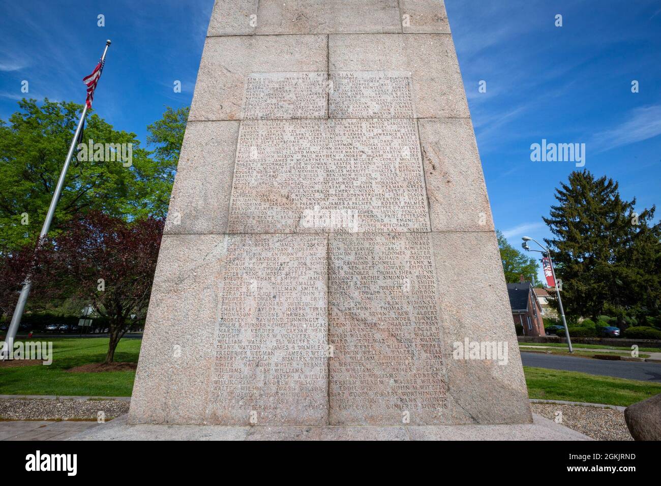 Lista de nombres en el lado este del Monumento Conmemorativo Camp Merritt en Cresskill, N.J., 6 de mayo de 2021. El obelisco de 66 pies de altura, que marcó el centro del campamento, está dedicado a los soldados que se embarcaron en el campamento para luchar en Europa durante la Primera Guerra Mundial. Inscritos en los lados este y oeste del monumento están los nombres de los 573 soldados, cuatro enfermeras y un civil que murieron en el campamento debido a la epidemia de gripe de 1918. En el lado norte es un relieve esculpido por Robert I. Aitken de un Doughboy de la Primera Guerra Mundial. Directamente enfrente hay un mapa dimensional de talla de piedra de Camp Merritt. El Monumento fue Foto de stock