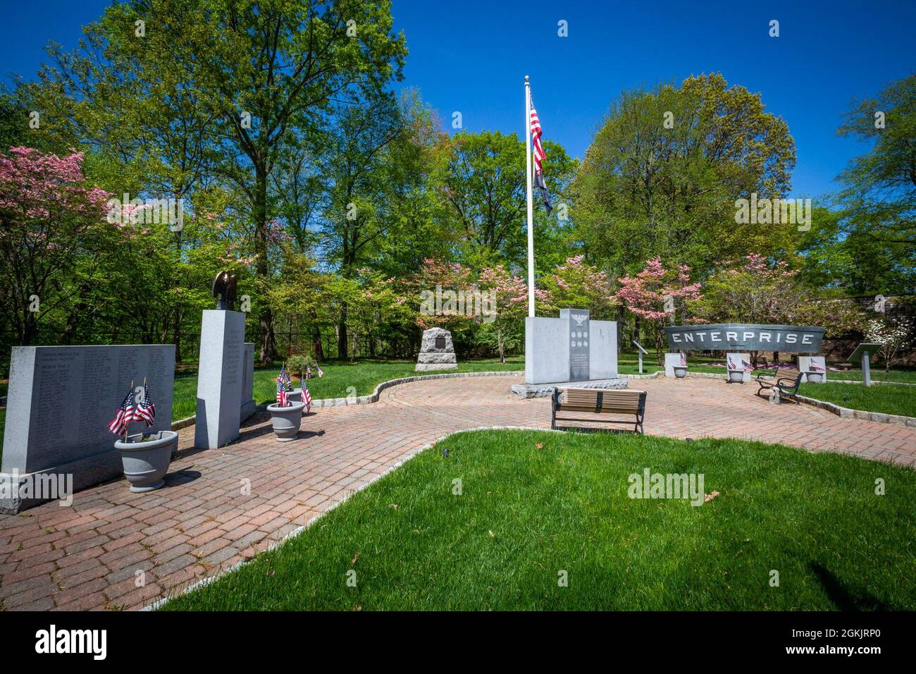 La popa del USS Enterprise CV-6 en exhibición en el Veterans’ Memorial Park en River Vale, N.J., 6 de mayo de 2021. El portaaviones de la clase Yorktown conocido como el Big E – el séptimo buque de la Marina de los Estados Unidos que se denominó Enterprise – ganó veinte estrellas de batalla y fue el buque naval más decorado de la Segunda Guerra Mundial James V. Forrestal, Secretario de la Marina 1944-47, declaró que el USS Enterprise era “el barco que más simboliza la historia de la Armada de los Estados Unidos en la Segunda Guerra Mundial”. El buque fue desguazado en 1958. Henry Hoffmann, residente de River Vale, el ingeniero responsable del desmantelamiento de t Foto de stock