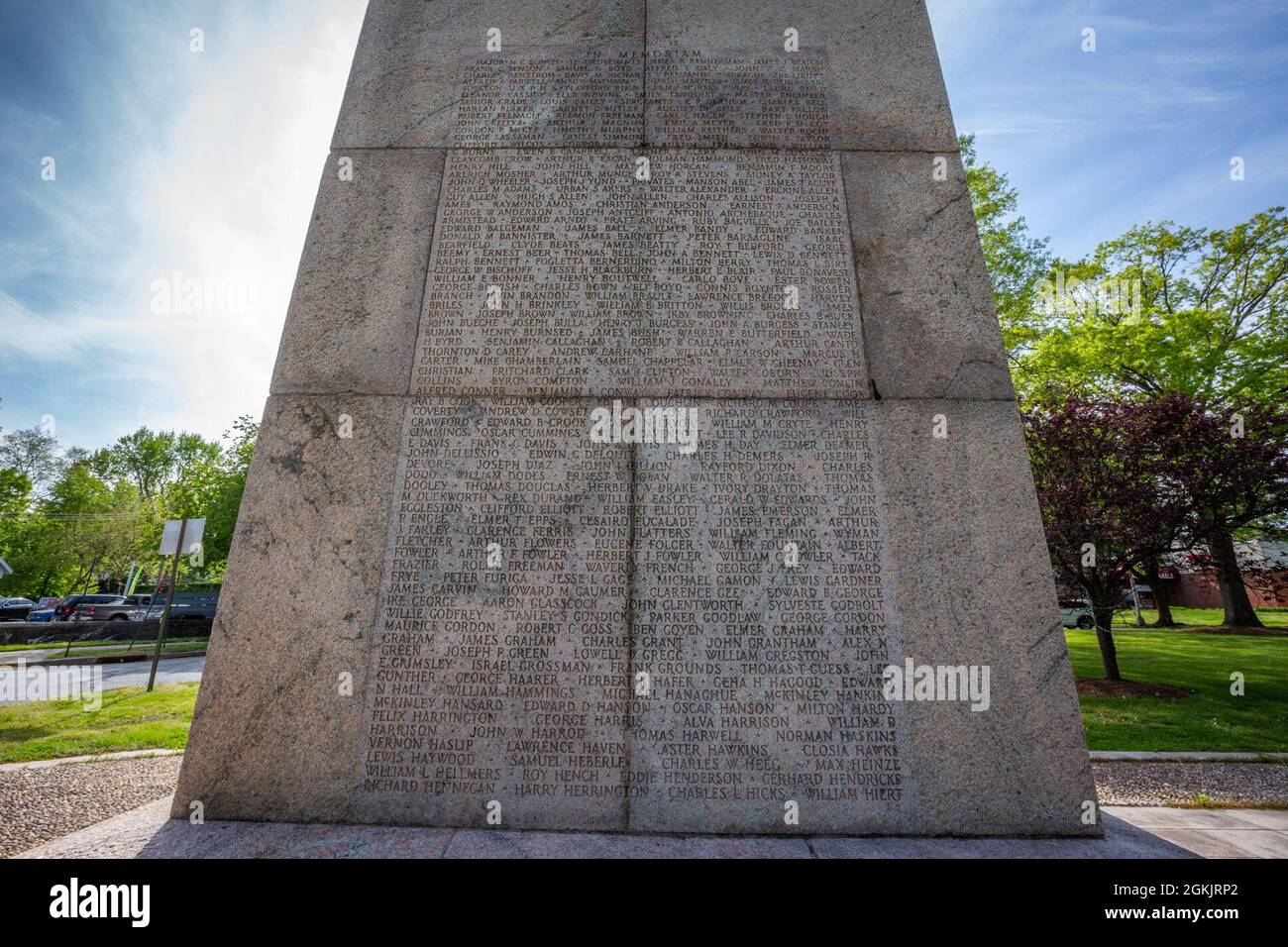Lista de nombres en el lado oeste del Monumento Conmemorativo Camp Merritt en Cresskill, N.J., 6 de mayo de 2021. El obelisco de 66 pies de altura, que marcó el centro del campamento, está dedicado a los soldados que se embarcaron en el campamento para luchar en Europa durante la Primera Guerra Mundial. Inscritos en los lados este y oeste del monumento están los nombres de los 573 soldados, cuatro enfermeras y un civil que murieron en el campamento debido a la epidemia de gripe de 1918. En el lado norte es un relieve esculpido por Robert I. Aitken de un Doughboy de la Primera Guerra Mundial. Directamente enfrente hay un mapa dimensional de talla de piedra de Camp Merritt. El Monumento fue Foto de stock