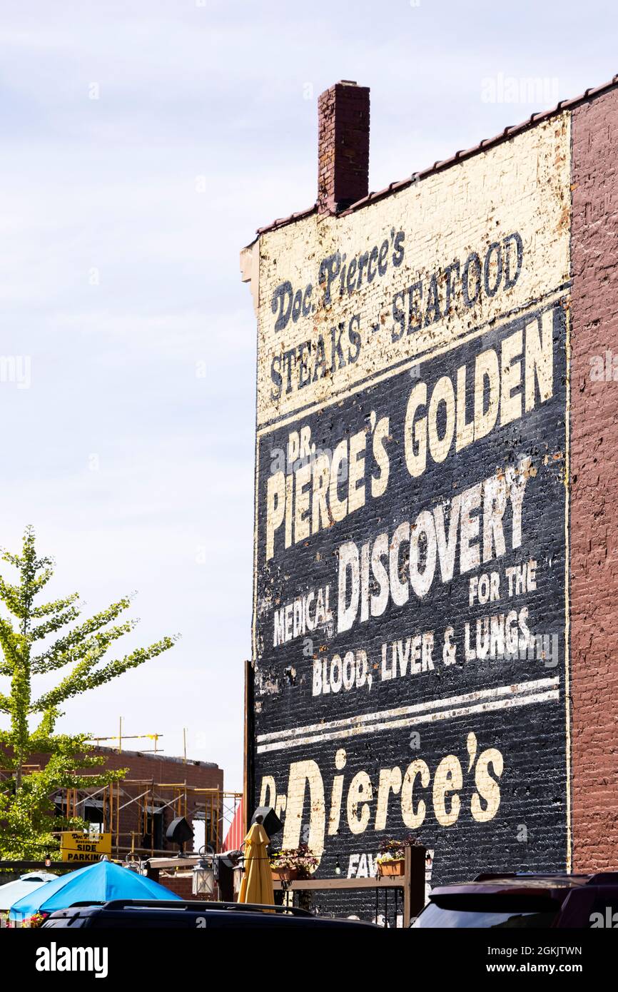 Letrero pintado de estilo vintage en el lado del restaurante Doc Pierce en el centro de Mishawaka, Indiana, Estados Unidos. Foto de stock
