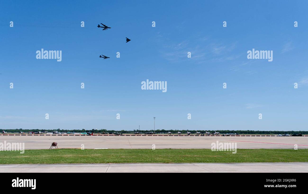 Un B-2 Spirit y dos Stratofortalezas B-52H realizan un vuelo de tres naves en la Feria de Aire y Espacio Defensores de la Libertad de 2021 en la Base de la Fuerza Aérea de Barksdale, Louisiana, 8 de mayo de 2021. Los tres aviones asignados al Comando de Golpe Global de la Fuerza Aérea proporcionan a la nación un ataque de precisión de largo alcance en cualquier momento y lugar. Foto de stock
