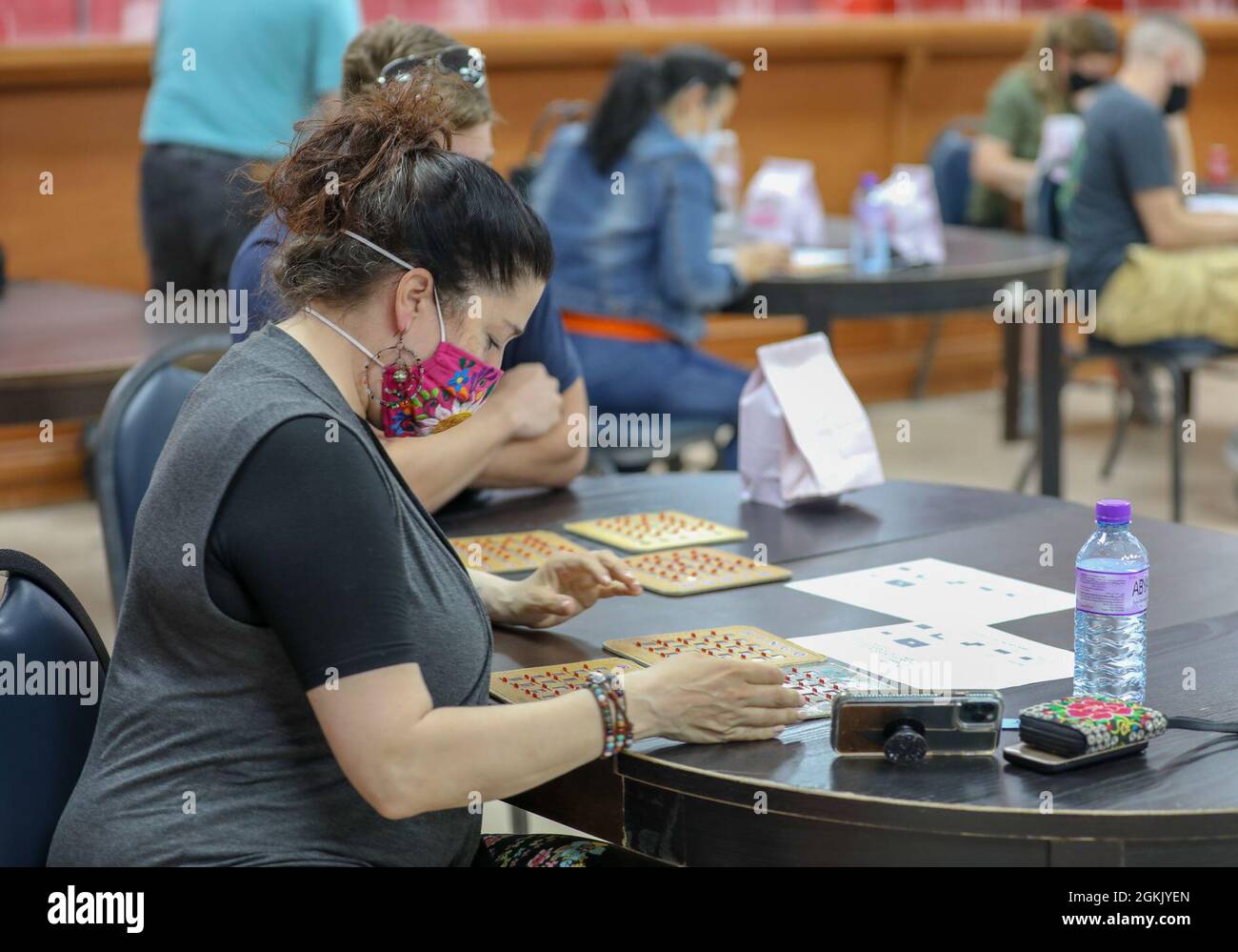 Una participante observa sus tarjetas de bingo durante el Brunch Bingo
