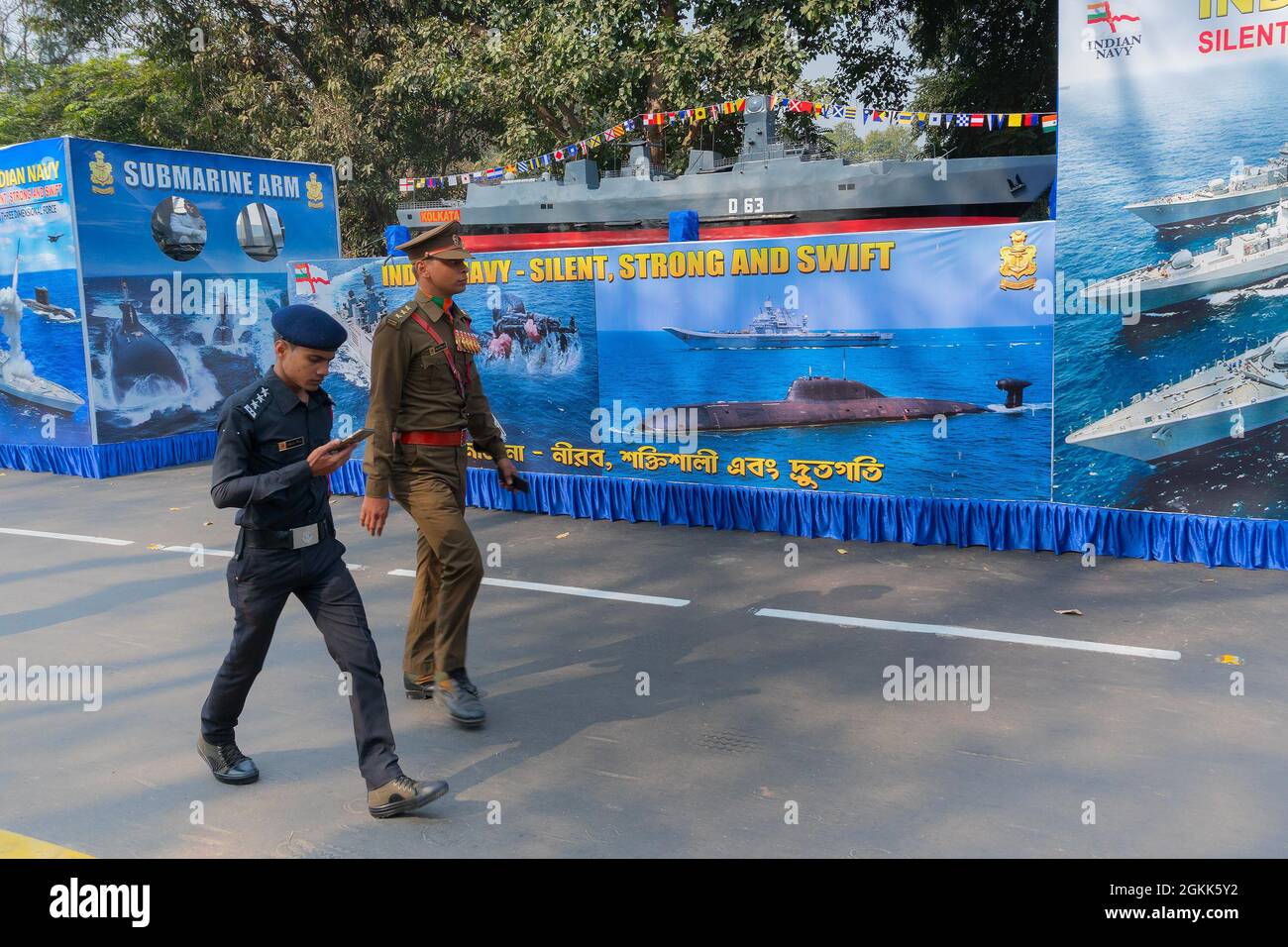 Kolkata, Bengala Occidental, India - 26th de enero de 2020 : Oficiales navales pasando por modelo submarino, en la República día desfile. Silencioso, fuerte y rápido también la irg Foto de stock