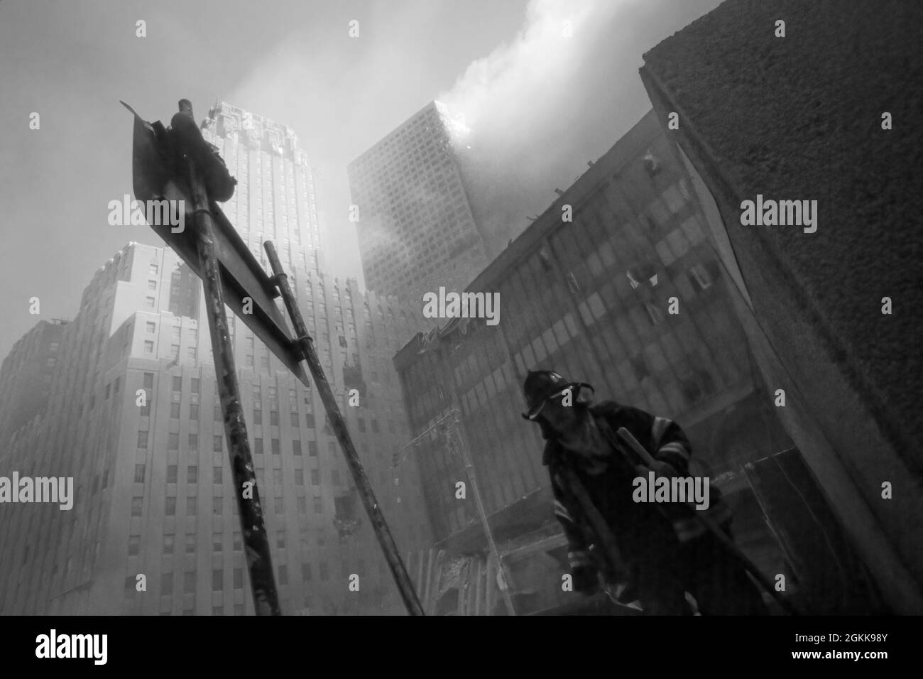 Bombero FDNY saliendo del humo en la ciudad de Nueva York mientras las Torres Gemelas se queman durante el ataque de terroristas islámicos el 11 de septiembre de 2021. (EE. UU.) Foto de stock