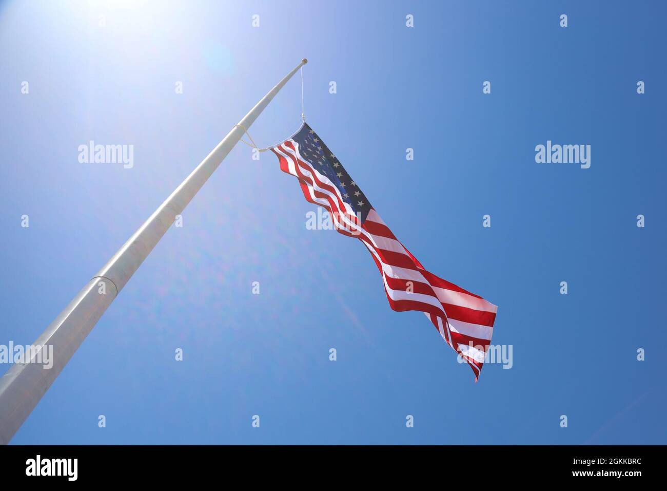 La bandera estadounidense vuela alto sobre la Estación Aérea del Cuerpo de Infantería de Marina (MCAS) Yuma, 14 de mayo de 2021. Esta fue la primera vez que una bandera se levantó en el nuevo asta de bandera en MCAS Yuma. Foto de stock