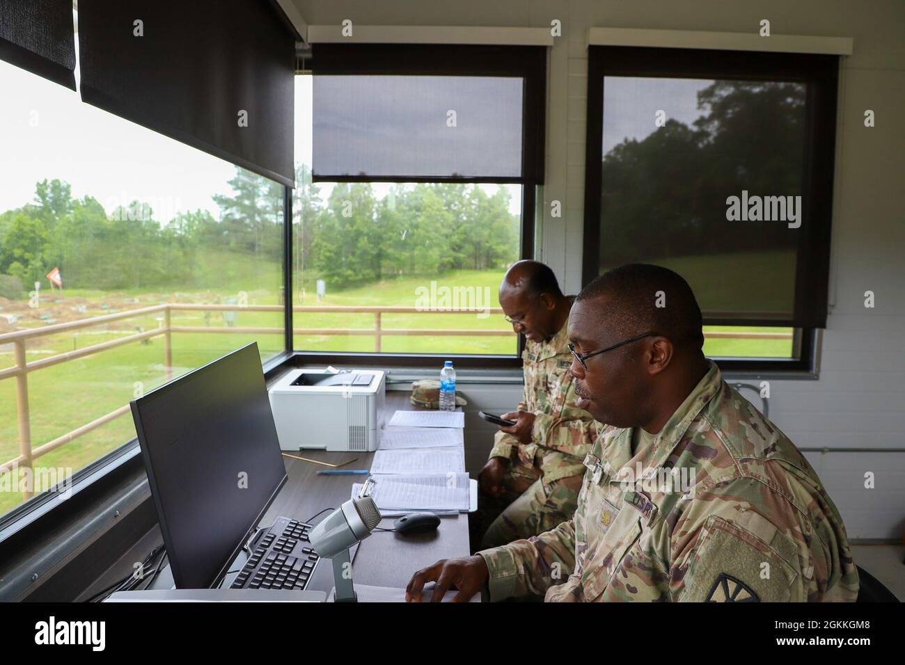 El Mayor Lionel Eddy y el Oficial Jefe de la Orden 5 Byron Todman