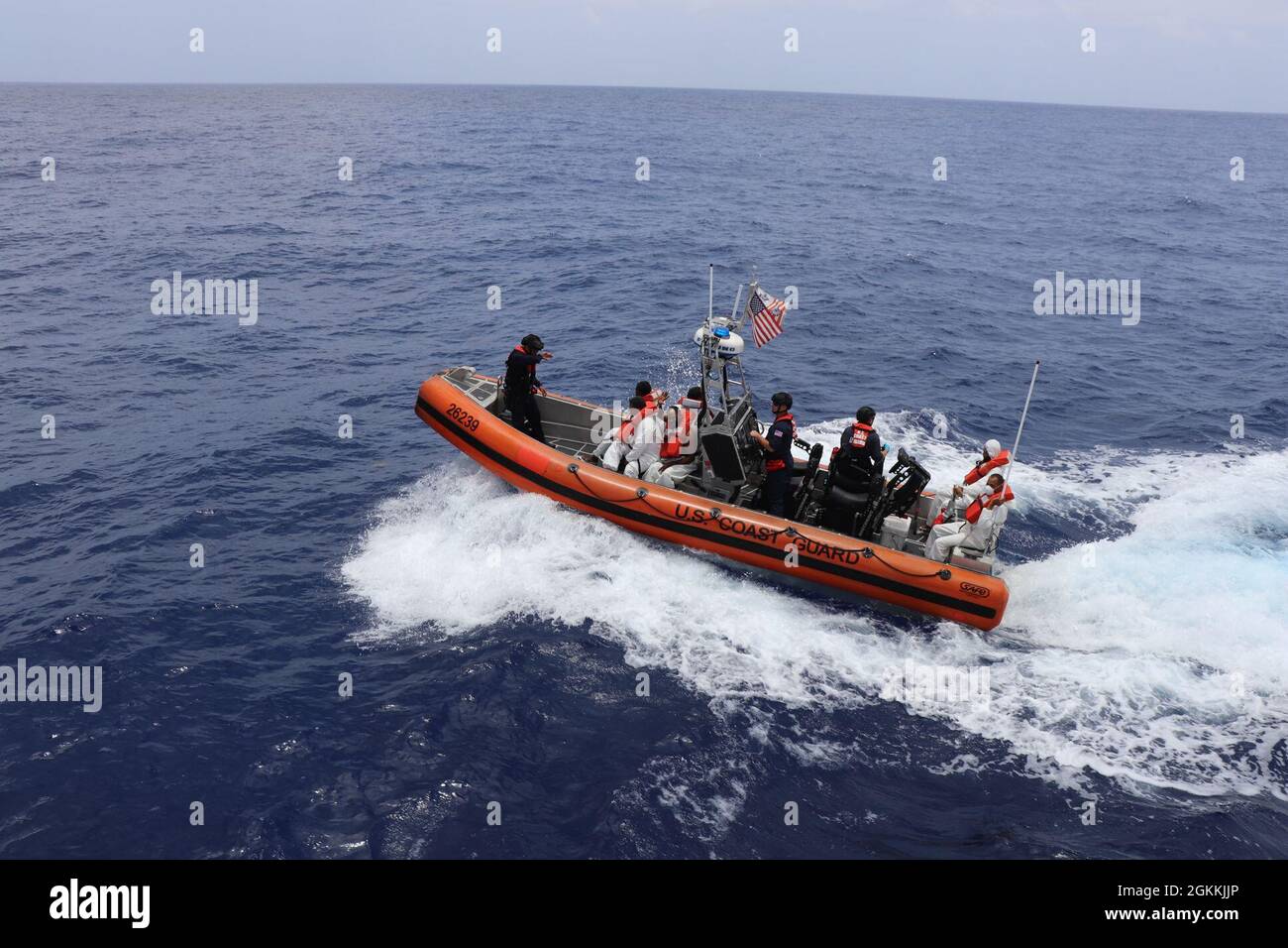 La tripulación del Cortador de Guardacostas Donald Horsley repatrió a 66  migrantes a un barco patrullero de la Marina de la República Dominicana,  justo a la salida de Punta Cana, República Dominicana,