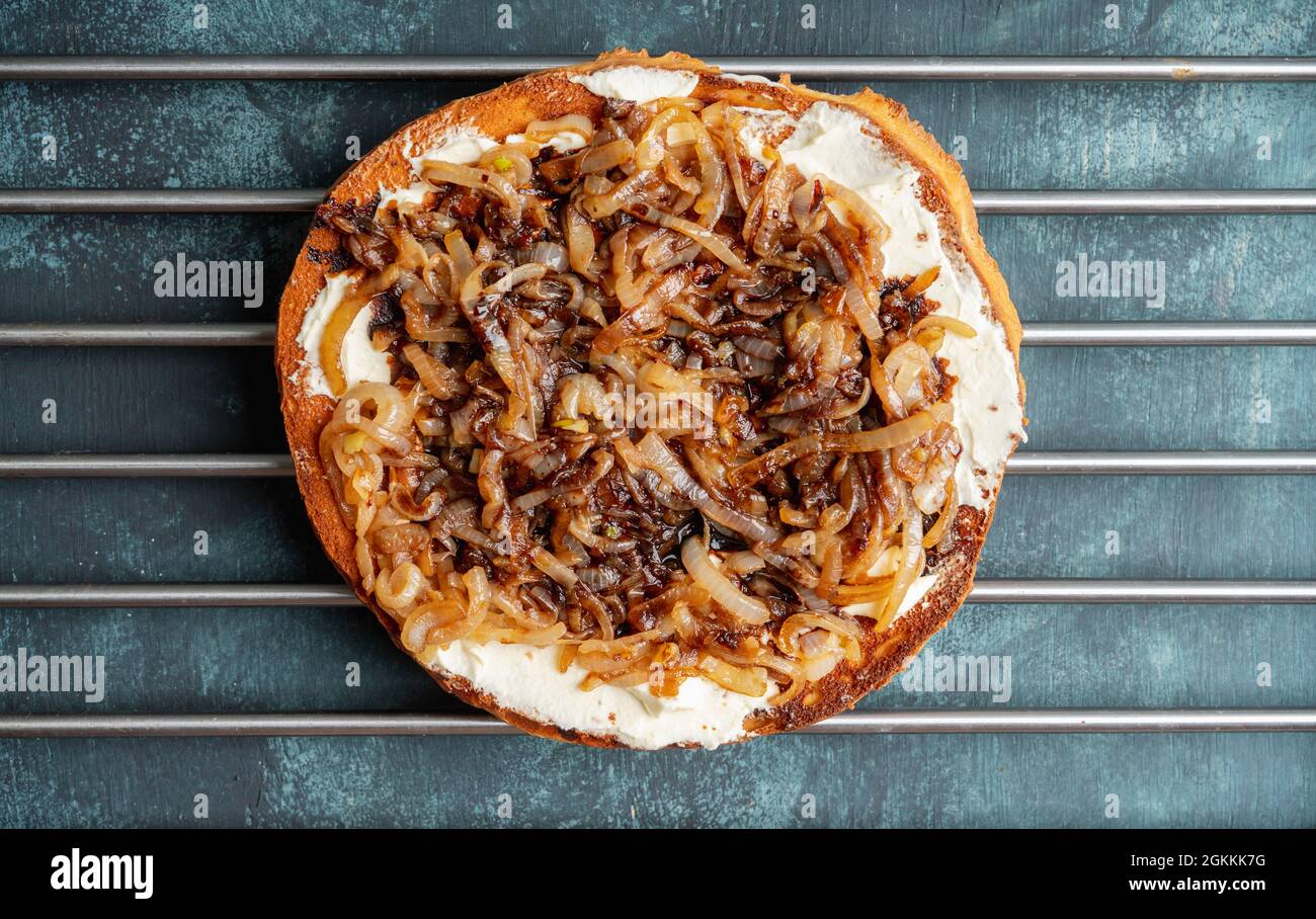 Pizza casera con queso de cabra, cebolla caramelizada y vinagre balsámico.  Enfoque selectivo. Profundidad de campo baja Fotografía de stock - Alamy